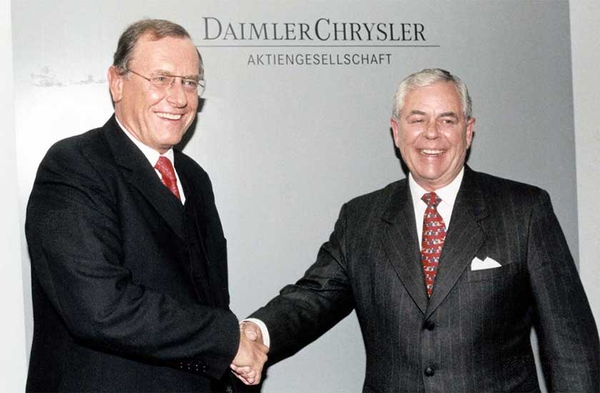 Jürgen Schrempp (left) was rewarded roughly 1.4 million euros as Daimler CEO, and his colleague from Chrysler, Robert Eaton (right), earned 10.2 million euros.