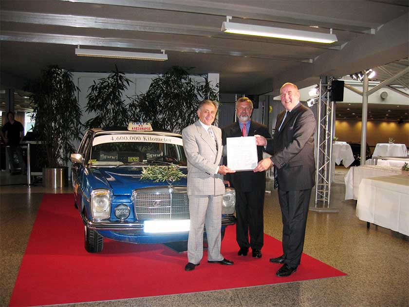 Sachinides handed over the vehicle to the Museum, and as a thank you, Mercedes gave the Greek taxi driver a brand new C 200 CDI in 2004.